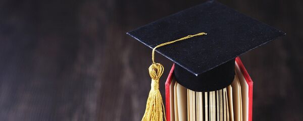 Un birrete y un libro - Sputnik Mundo