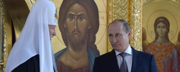 Vladímir Putin, presidente de Rusia, (drcha.) y el patriarca Kiril (izda.) en la iglesia de San Vladímir - Sputnik Mundo