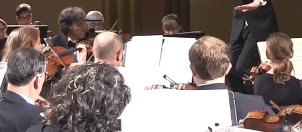 El espíritu de Stravinski 'posee' a una espectadora en pleno concierto - Sputnik Mundo