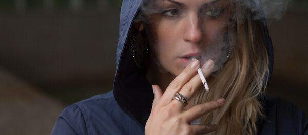 Una mujer fumando - Sputnik Mundo