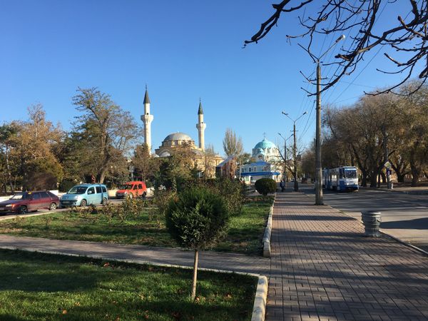 Una mezquita y una iglesia ortodoxa en Eupatoria, Crimea Una mezquita y una iglesia ortodoxa en Eupatoria, Crimea - Sputnik Mundo