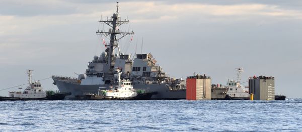 El destructor USS Fitzgerald y el buque MV Transshelf en Japón - Sputnik Mundo