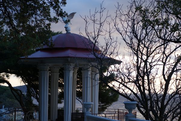 Una glorieta en el balneario de Ai-Petri - Sputnik Mundo