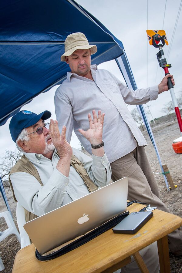 El doctor Jorge G. Marcos, director del Centro de Estudios Antropológicos de ESPOL, y el director del proyecto en Real Alto, el doctor Aleksandr Popov, de la Universidad Federal del Extremo Oriente. El doctor Jorge G. Marcos, director del Centro de Estudios Antropológicos de ESPOL, y el director del proyecto en Real Alto, el doctor Aleksandr Popov, de la Universidad Federal del Extremo Oriente. - Sputnik Mundo