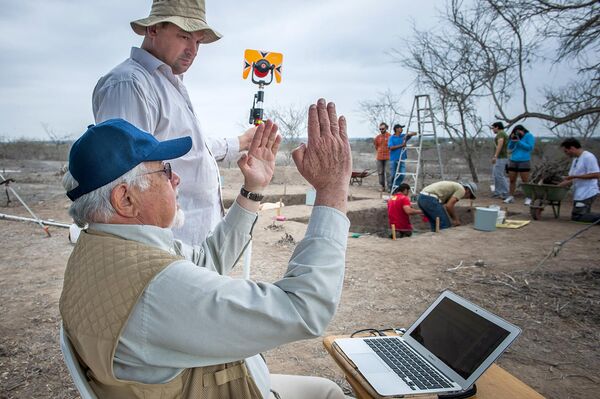 El doctor Jorge G. Marcos, director del Centro de Estudios Antropológicos de ESPOL, y el director del proyecto en Real Alto, Ecuador, el doctor Aleksandr Popov, de la Universidad Federal del Extremo Oriente. El doctor Jorge G. Marcos, director del Centro de Estudios Antropológicos de ESPOL, y el director del proyecto en Real Alto, Ecuador, el doctor Aleksandr Popov, de la Universidad Federal del Extremo Oriente. - Sputnik Mundo