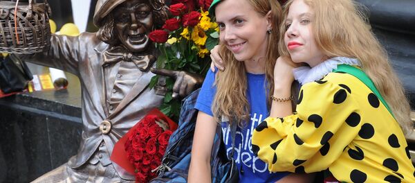 Jóvenes posan con el monumento al payado en la ciudad de Rostov del Don, Rusia - Sputnik Mundo