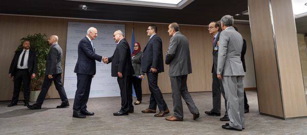 Staffan de Mistura, el enviado de la ONU para Siria, saluda a los representantes de la comisión siria para las negociaciones - Sputnik Mundo