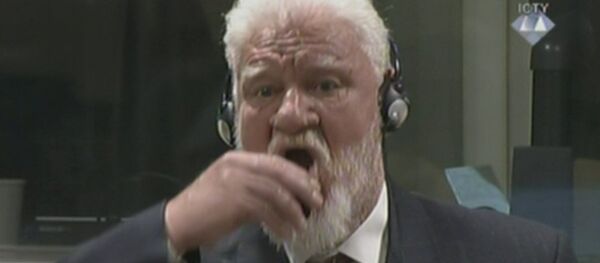 Slobodan Praljak toma veneno en el tribunal de la Haya - Sputnik Mundo