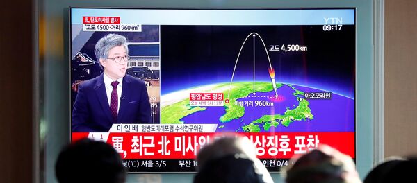 Corea del Norte lanza un misil balístico Corea del Norte lanza un misil balístico - Sputnik Mundo