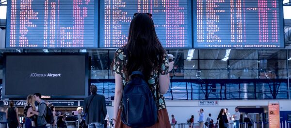 Mujer en un aeropuerto (imagen referencial) - Sputnik Mundo