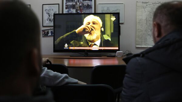 Slobodan Praljak toma veneno en el Tribunal de la Haya Slobodan Praljak toma veneno en el Tribunal de la Haya - Sputnik Mundo