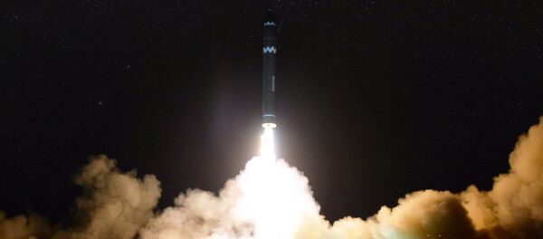 Lanzamiento del misil norcoreano Hwasong 15 - Sputnik Mundo