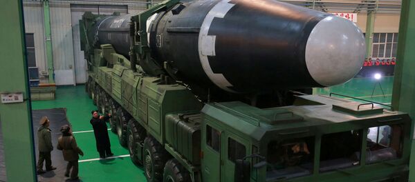El líder de Corea del Norte, Kim Chong-un, inspecciona el misil balístico Hwasong 15 - Sputnik Mundo