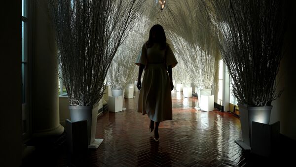 Melania Trump, primera dama de EEUU, camina por los corredores decorados de la Casa Blanca - Sputnik Mundo