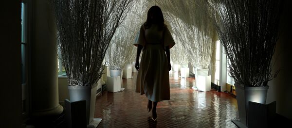 Melania Trump, primera dama de EEUU, camina por los corredores decorados de la Casa Blanca - Sputnik Mundo