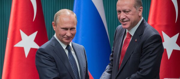Vladímir Putin, presidente de Rusia (izda.) y Recep Tayyip Erdogan, presidente de Turquía (drcha.) - Sputnik Mundo