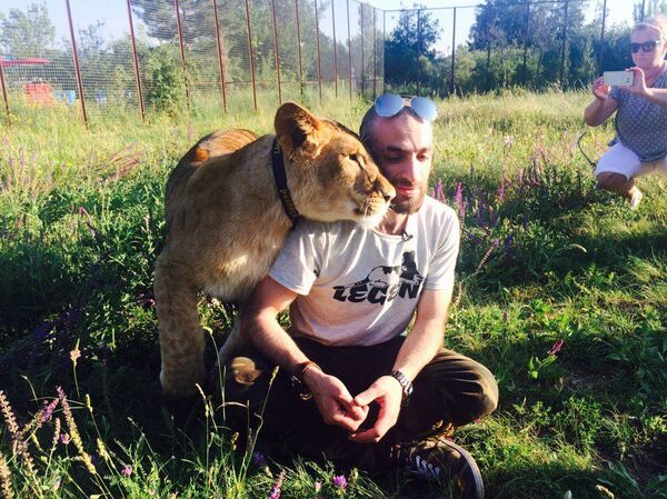 Artiom Martirosian y su leona Legenda - Sputnik Mundo