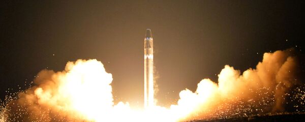 Lanzamiento del misil norcoreano Hwasong 15 - Sputnik Mundo