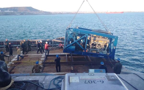 El buque de la Armada argentina Islas Malvinas con el sumergible ruso Pantera Plus - Sputnik Mundo