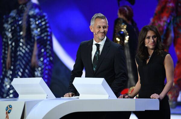 Presentadores del sorteo del Mundial 2018, Gary Lineker y María Komándnaya - Sputnik Mundo