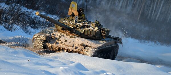 Un tanque ruso T-72 sobre la nieve Un tanque ruso T-72 sobre la nieve - Sputnik Mundo