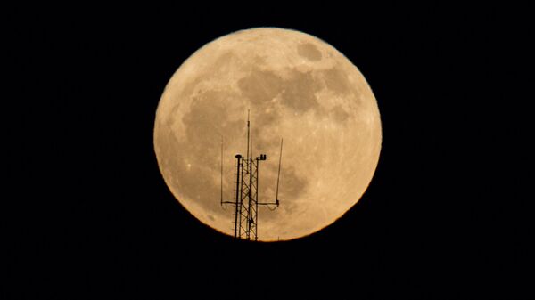 La superluna en el cielo nocturno sobre Netanya (Israel) - Sputnik Mundo