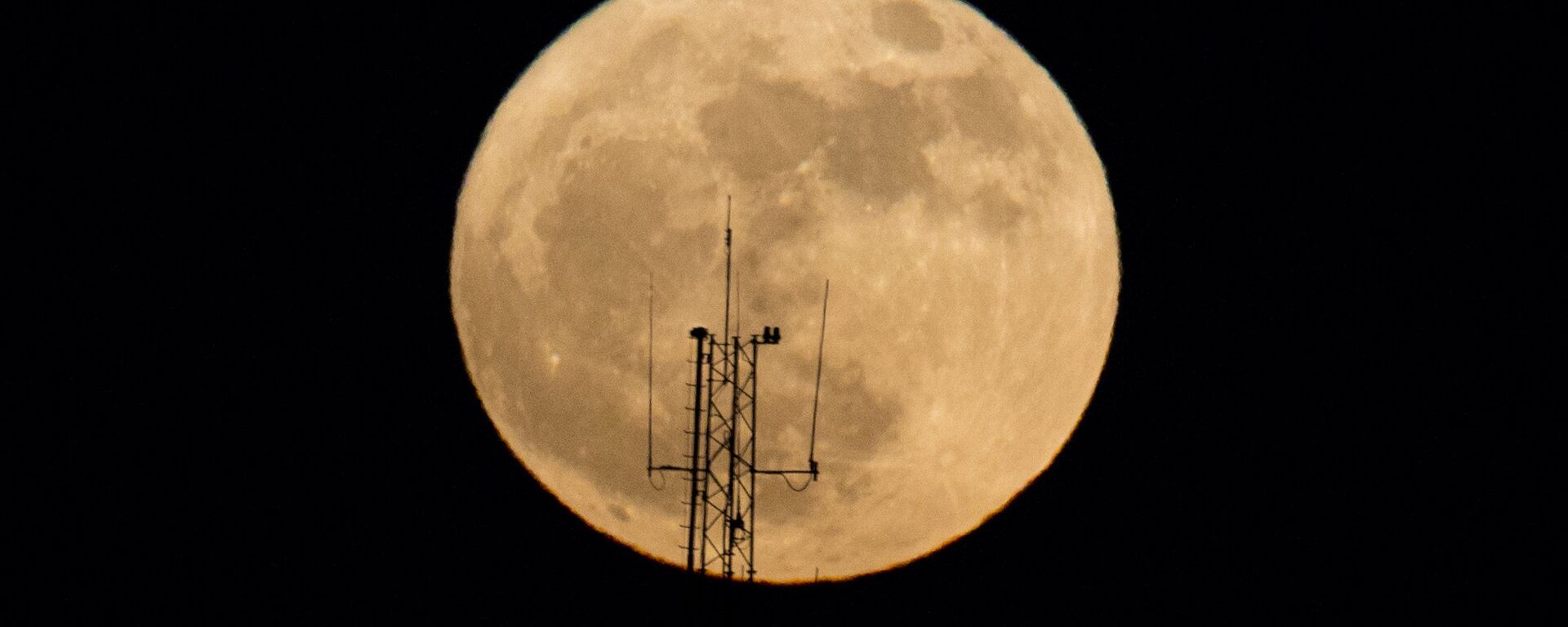 La superluna en el cielo nocturno sobre Netanya (Israel) - Sputnik Mundo, 1920, 12.06.2022