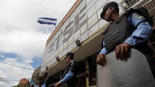 Police guard the Supreme Electoral Tribunal building in Tegucigalpa, Honduras - Sputnik Mundo