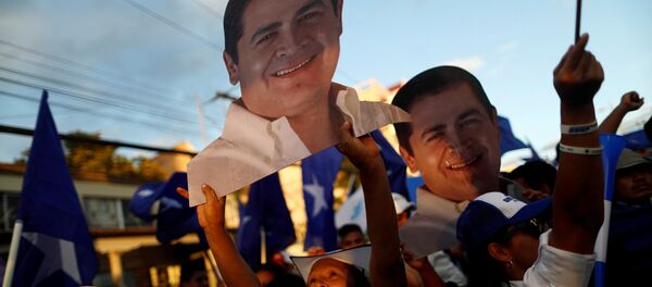 Retratos del presidente de Honduras y candidato nacionalista, Juan Orlando Hernández - Sputnik Mundo