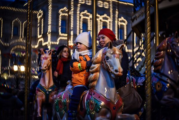 Cuando la Navidad se adueña de las calles de Moscú y las embellece hasta el infinito - Sputnik Mundo