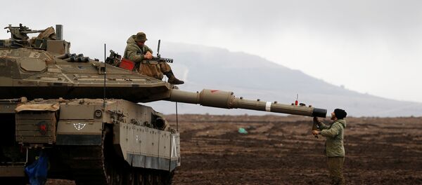 Soldados israelíes sobre tanques en los Altos del Golán, en la frontera entre Israel y Siria - Sputnik Mundo