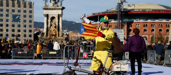 Un hombre con la bandera de Cataluña (archivo) Un hombre con la bandera de Cataluña (archivo) - Sputnik Mundo