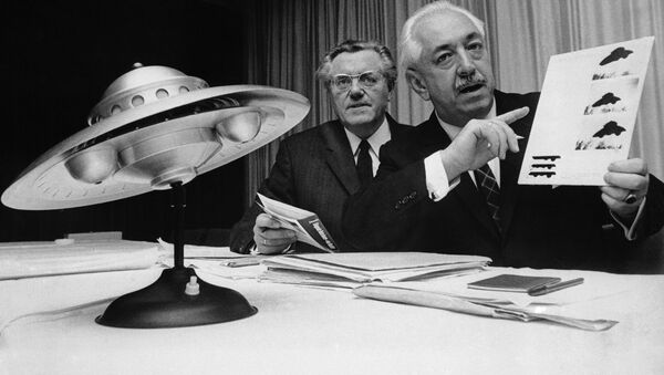 Colman von Keviczky, exfuncionario de las Naciones Unidas (a la derecha) y Karl L. Viet, presidente de la rama alemana de la sociedad de estudio ovni, durante la conferencia internacional de estudiantes ovni en Maguncia, República Federal de Alemania, 31 de octubre de 1967 - Sputnik Mundo
