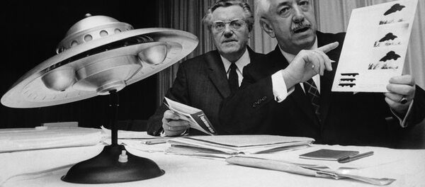 Colman von Keviczky, exfuncionario de las Naciones Unidas (a la derecha) y Karl L. Viet, presidente de la rama alemana de la sociedad de estudio ovni, durante la conferencia internacional de estudiantes ovni en Maguncia, República Federal de Alemania, 31 de octubre de 1967 - Sputnik Mundo