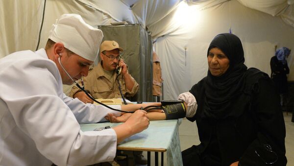 Una residente de Palmira con un médico ruso - Sputnik Mundo