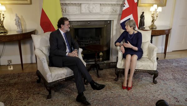 Mariano Rajoy, presidente del Gobierno de España, y Theresa May, primera ministra del Reino Unido Mariano Rajoy, presidente del Gobierno de España, y Theresa May, primera ministra del Reino Unido - Sputnik Mundo