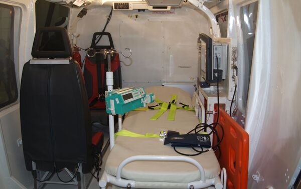 El interior del módulo médico del helicóptero Ka-226T - Sputnik Mundo