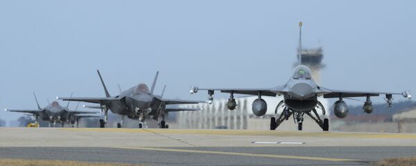 Los cazas estadounidenses durante las maniobras Vigilant Ace (As Vigilante, en español) - Sputnik Mundo