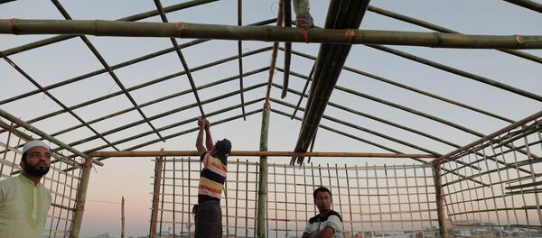 Los refugiados rohinyás construyen una escuela (imagen referencial) - Sputnik Mundo