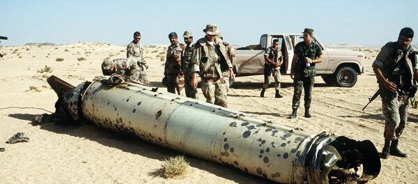 Militares inspeccionan un cohete del tipo R-17 (archivo) - Sputnik Mundo