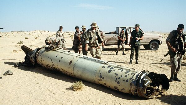 Militares inspeccionan un cohete del tipo R-17 (archivo) - Sputnik Mundo