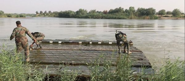 Militares sirios en la ribera occidental del Éufrates (archivo) - Sputnik Mundo