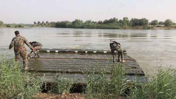Militares sirios en la ribera occidental del Éufrates (archivo) Militares sirios en la ribera occidental del Éufrates (archivo) - Sputnik Mundo