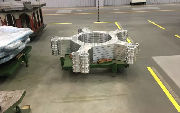 Una pieza de helicóptero en la Fábrica de Aviación de Ulán Udé Una pieza de helicóptero en la Fábrica de Aviación de Ulán Udé - Sputnik Mundo