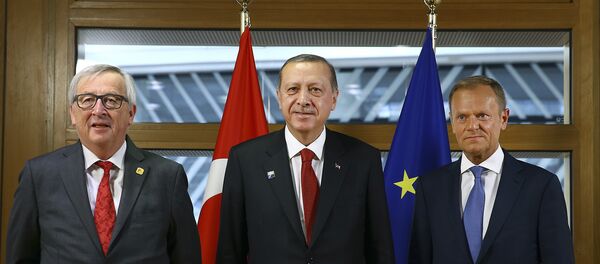 Jean-Claude Juncker, Recep Tayyip Erdogan y Donald Tusk antes de la reunión de la OTAN en Bruselas, Bélgica. - Sputnik Mundo