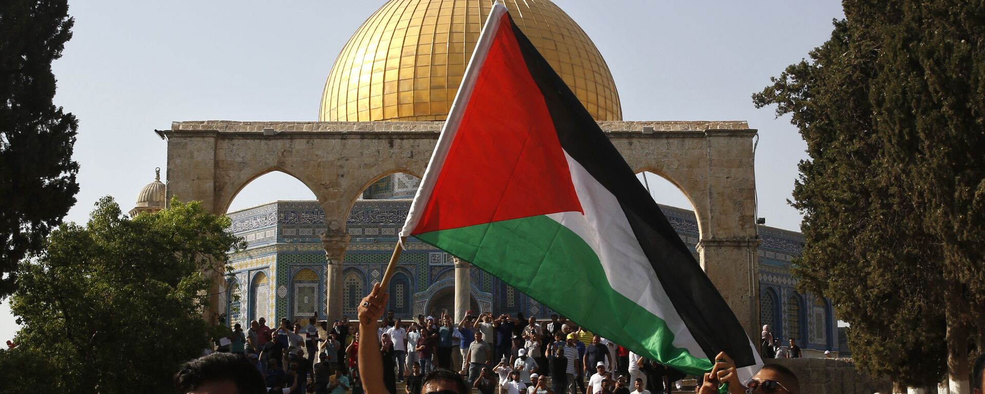 Un hombre con la bandera de Palestina en Jerusalén - Sputnik Mundo, 1920, 08.02.2022