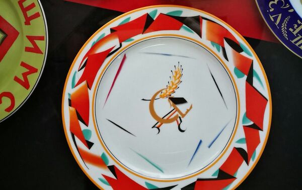 Platos con motivos revolucionarios expuestos en la muestra '100 años de Octubre Rojo' en Montevideo, Uruguay - Sputnik Mundo