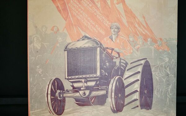 Afiche expuesto en la muestra '100 años de Octubre Rojo' en Montevideo, Uruguay - Sputnik Mundo