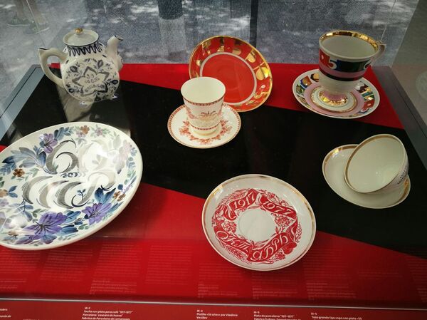 Porcelana con motivos revolucionarios expuesta en la muestra '100 años de Octubre Rojo', en Montevideo, Uruguay. - Sputnik Mundo