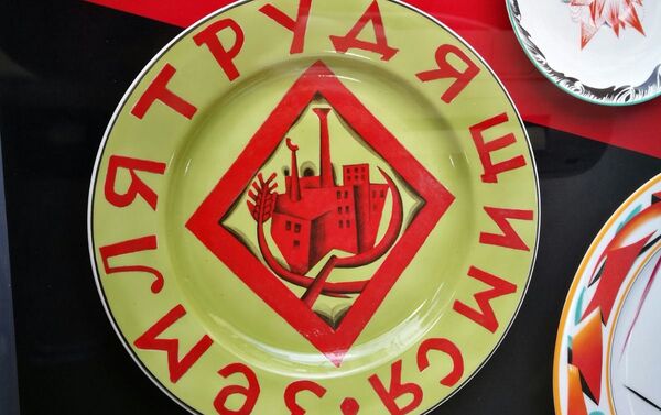 Plato con motivos revolucionarios expuesto en la muestra '100 años de Octubre Rojo', en Montevideo, Uruguay. - Sputnik Mundo